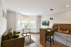 City-Vierbettzimmer, 1 Schlafzimmer | Wohnzimmer | 50-Zoll-Flachbildfernseher mit Kabelempfang, Fernseher