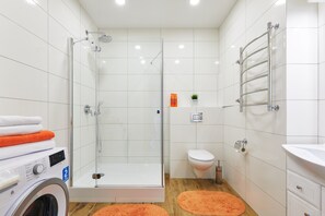 Comfort Apartment | Bathroom | Shower, hydromassage showerhead, hair dryer, towels