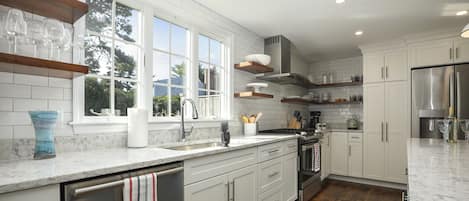 Réfrigérateur, four à micro-ondes, un four, surface de cuisson