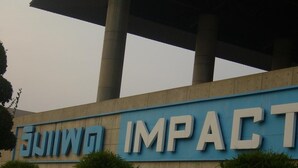 Ein Gebäude mit einem Schild, auf dem 'IMPACT' steht.