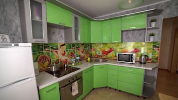 Appartamento Comfort | Cucina privata | Frigorifero con congelatore, microonde, forno, piano cottura