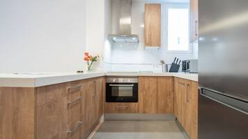 Microwave, oven, dishwasher, coffee/tea maker