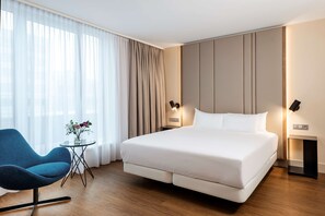 Minibar, in-room safe, desk, laptop workspace - NH Hannover (Hannover)