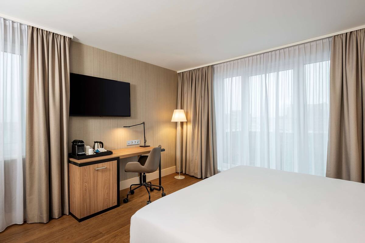 1 slaapkamer, een minibar, een kluis op de kamer, een bureau