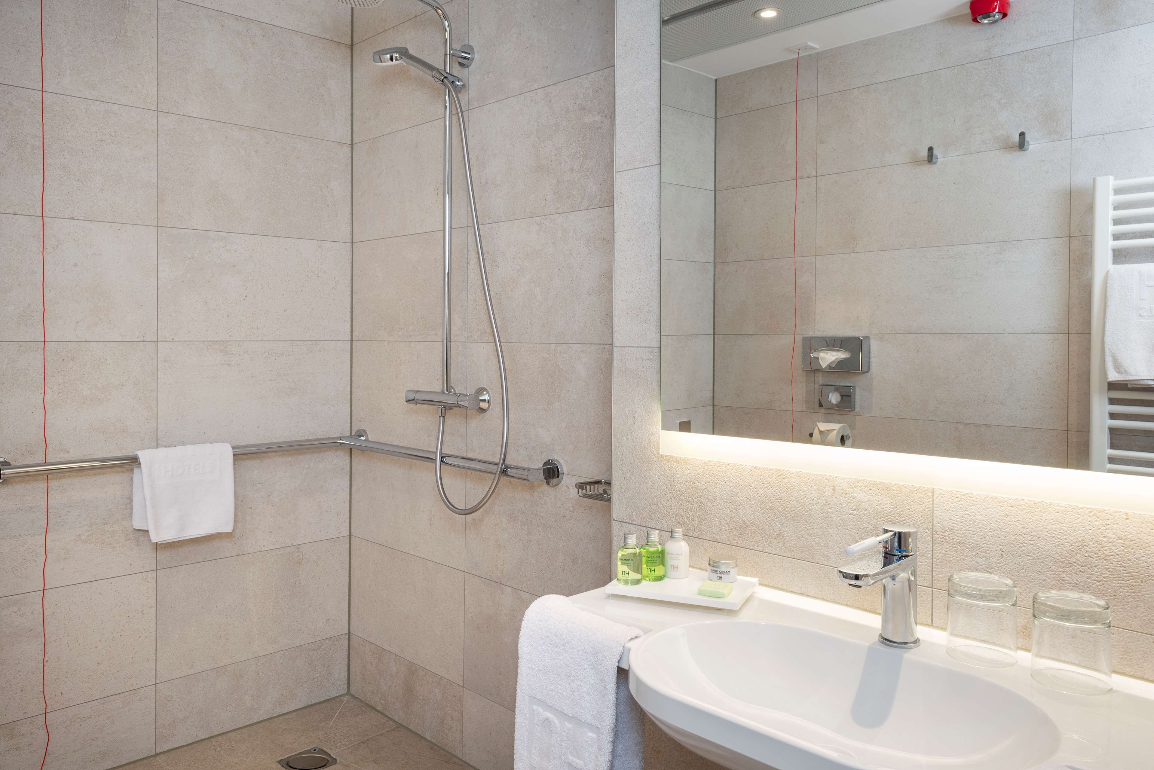 combined shower/bathtub, rainfall showerhead, eco-friendly toiletries