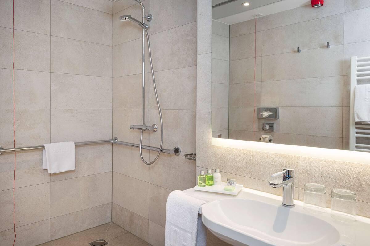 combined shower/bathtub, rainfall showerhead, eco-friendly toiletries