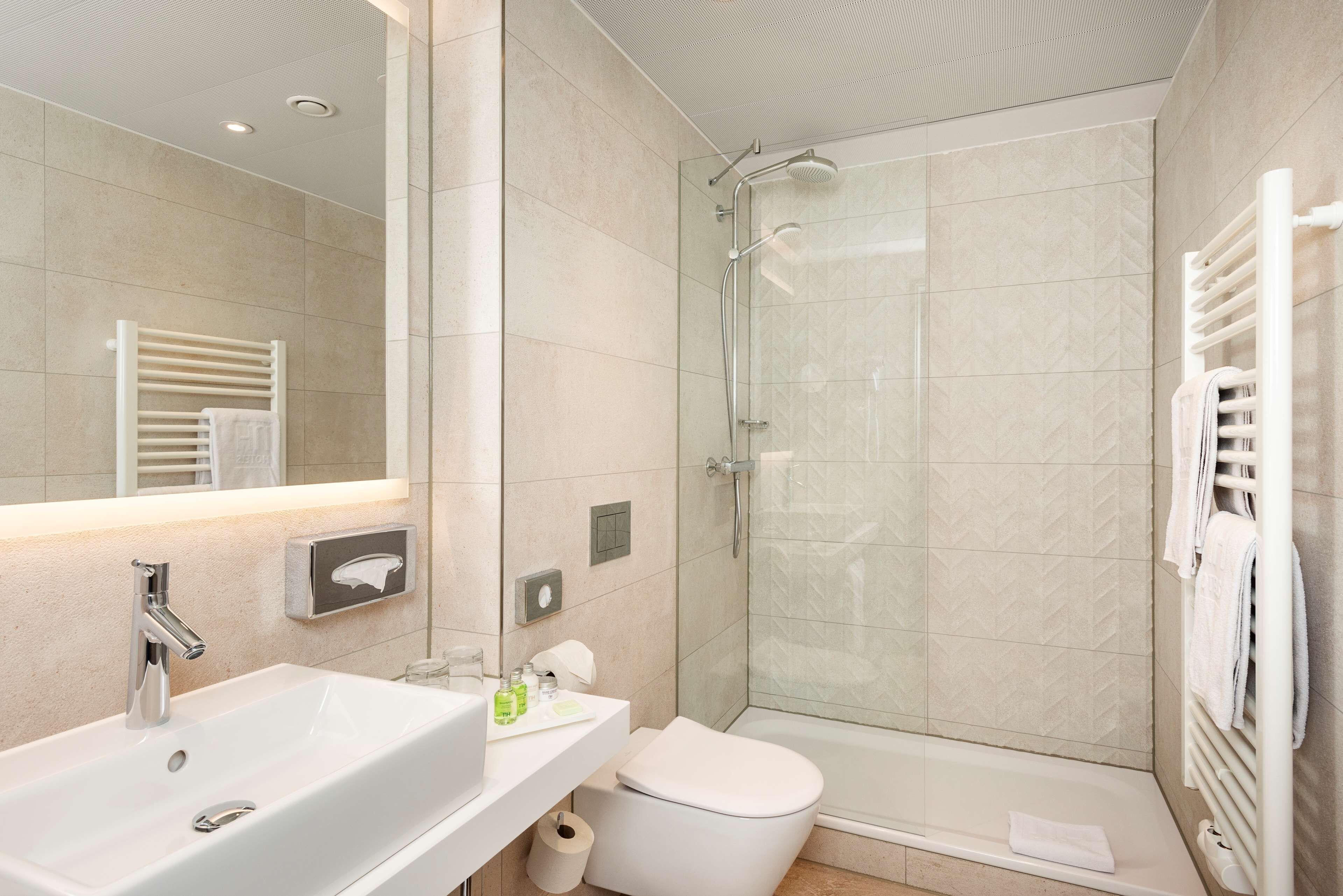 combined shower/bathtub, rainfall showerhead, eco-friendly toiletries