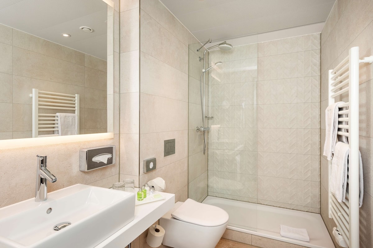 combined shower/bathtub, rainfall showerhead, eco-friendly toiletries