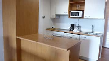 Apartamento família, 2 quartos | Cozinha privada | Geladeira grande, micro-ondas, fogão, cooktop