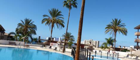 สระว่ายน้ำกลางแจ้ง