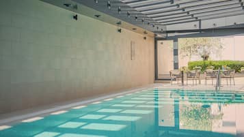 Una piscina cubierta (de 08:00 a 19:00), sombrillas, tumbonas