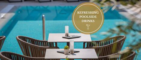 Innenpool, geöffnet von 08:00 Uhr bis 19:00 Uhr, Sonnenschirme