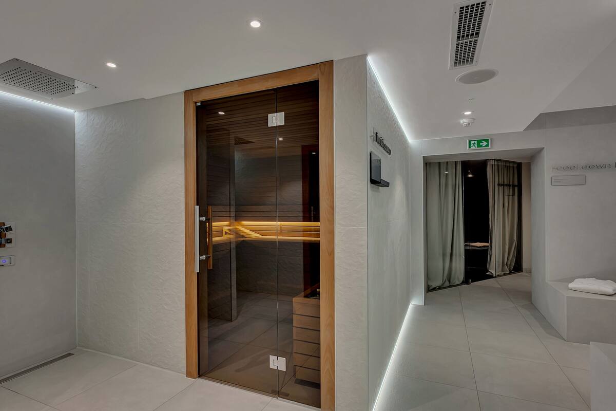 body treatments, 1 treatment room