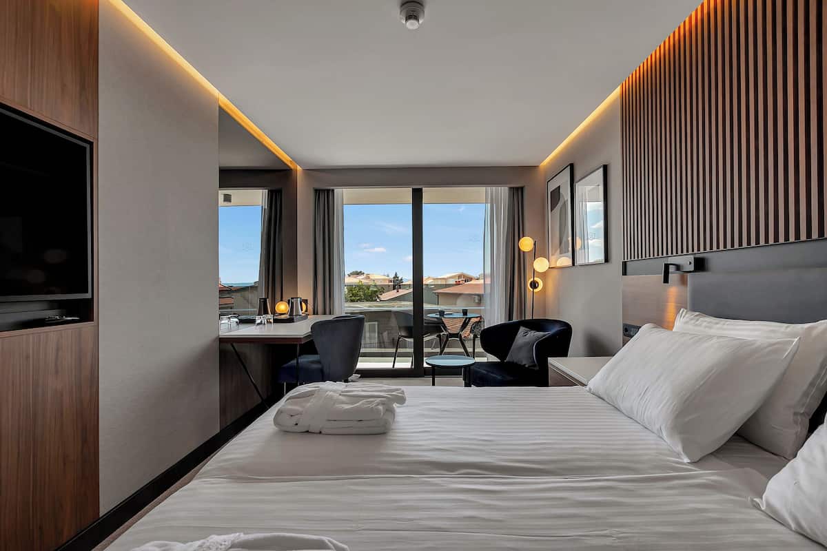 family room with balcony | 1 bedroom, minibar, in-room safe, individually furnished