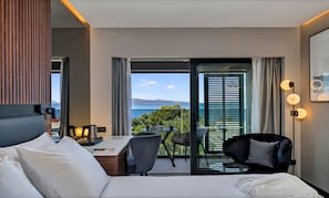 Chambre supérieure double, balcon, vue sur la mer | Minibar, coffre-fort, ameublement unique, bureau