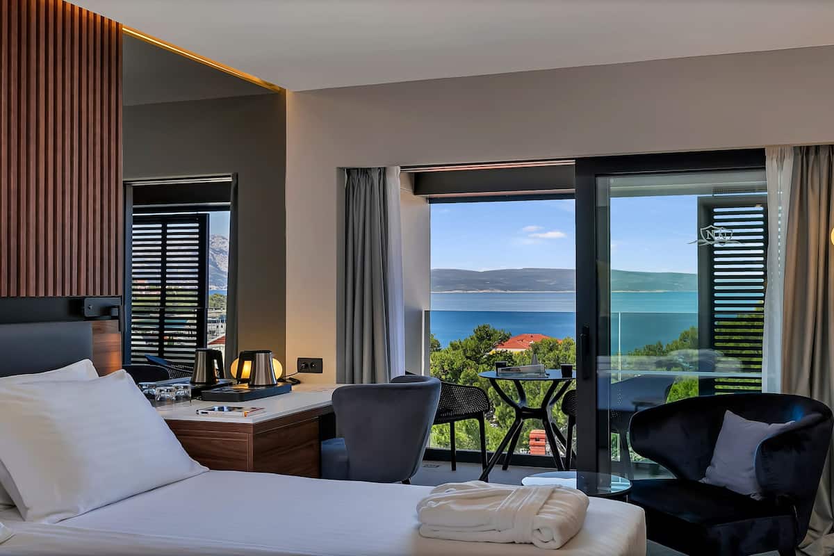 superior double room, balcony, sea view | 1 bedroom, minibar, in-room safe, individually furnished