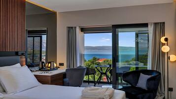 Dobbeltrom – superior, balkong, sjøutsikt | Minibar, safe på rommet, individuelt innredet og skrivebord