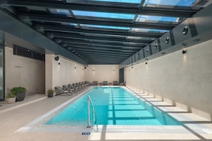 Piscine intérieure, accès possible de 8 h à 19 h, parasols