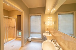 Douche, baignoire Ă jets, sĂšche-cheveux, serviettes fournies