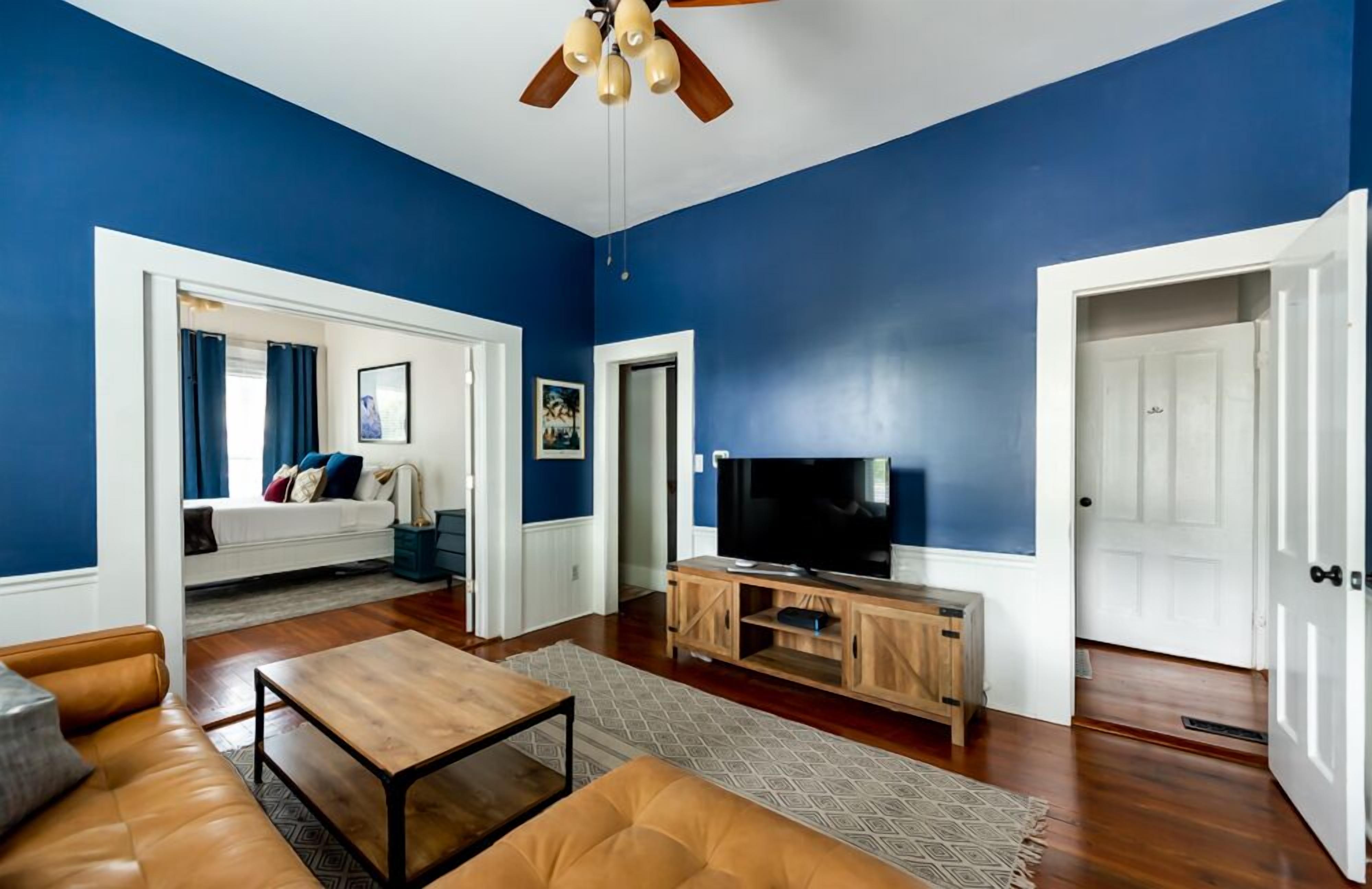 Two-Story Victorian c.1900 Short Walk to Forsyth, Nightlife by Lucky Savannah