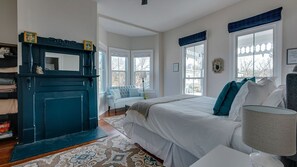 4 bedrooms, iron/ironing board, free WiFi, bed sheets