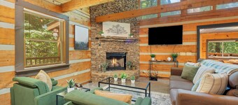 Whispering Pines - Enclosed Hot Tub/Gas Fireplace/Secluded/Sleeps 5