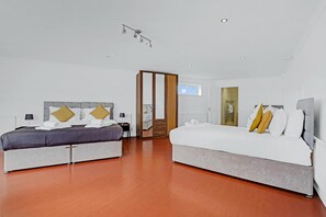 Family House | Hypo-allergenic bedding, laptop workspace, free WiFi, bed sheets