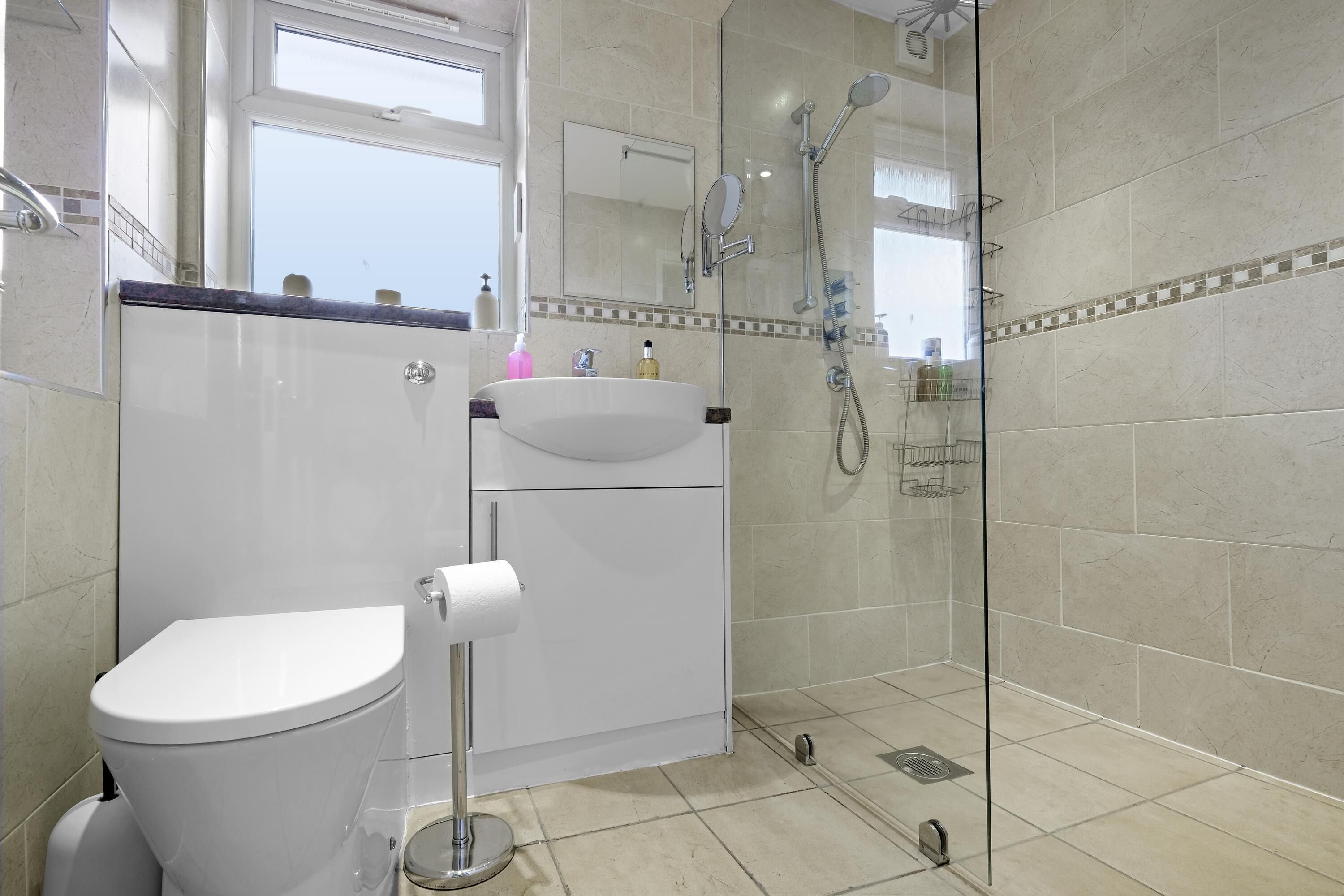 Family House | Bathroom | Combined shower/bathtub, free toiletries, hair dryer, towels
