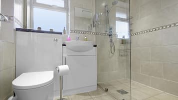 Family House | Bathroom | Combined shower/bathtub, free toiletries, hair dryer, towels