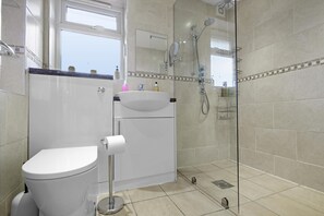 Familie huis | Badkamer | Een bad/douchecombinatie, gratis toiletartikelen, een haardroger