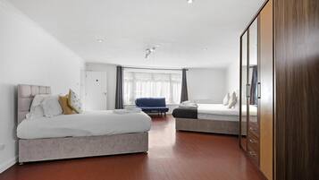 Family House | Hypo-allergenic bedding, laptop workspace, free WiFi, bed sheets