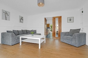Family House | Living area | Smart TV, Netflix, DVD player, streaming services - Heathrow Living St Annes Svcs Hse 5 BDRM (Staines)