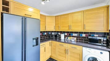 Family House | Private kitchen | Full-size fridge, microwave, oven, stovetop