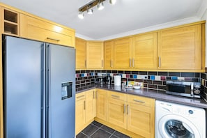 Family House | Private kitchen | Full-sized fridge, microwave, oven, stovetop - Heathrow Living St Annes Svcs Hse 5 BDRM (Staines)