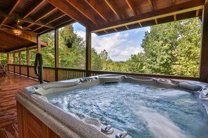 Outdoor spa tub - Chateau Relaxeau Breathtaking Spacious Mountain Home on Paved Road (Mineral Bluff)