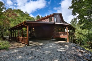 Exterior - Chateau Relaxeau Breathtaking Spacious Mountain Home on Paved Road (Mineral Bluff)