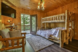 3 bedrooms, iron/ironing board, free WiFi, bed sheets - Chateau Relaxeau Breathtaking Spacious Mountain Home on Paved Road (Mineral Bluff)