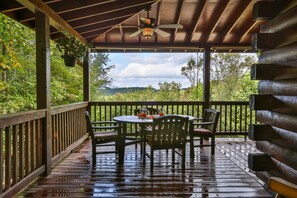Outdoor dining - Chateau Relaxeau Breathtaking Spacious Mountain Home on Paved Road (Mineral Bluff)
