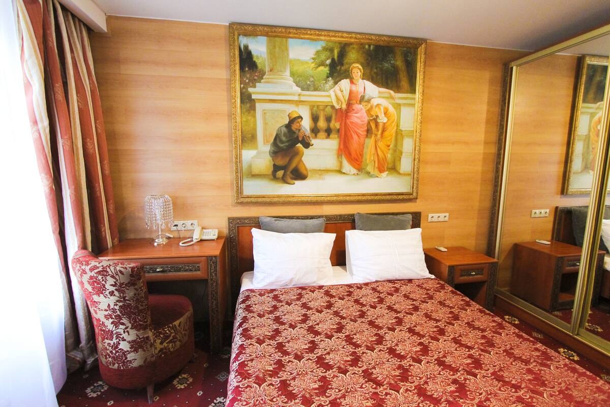 1 bedroom, in-room safe, iron/ironing board, free WiFi