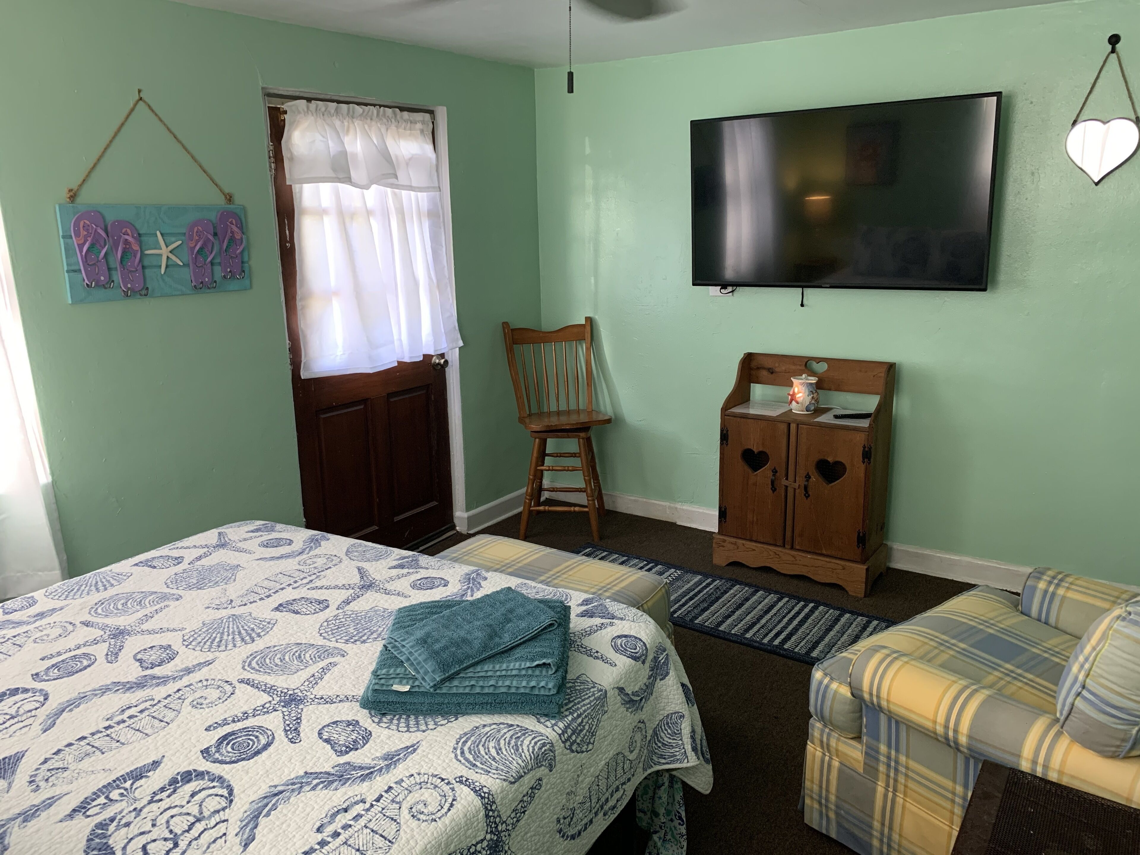 Beach Side Studio #1 - Beach Side, Pet Friendly with WiFi