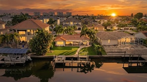 Exterior - Sunset Dock Pet-Friendly & Steps to Beach (Naples)