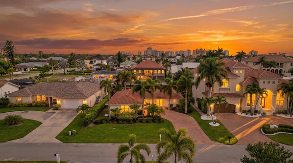 Exterior - Sunset Dock Pet-Friendly & Steps to Beach (Naples)