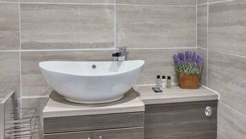 Douche, sèche-cheveux, serviettes fournies, savon