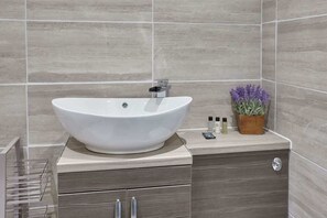 Shower, hair dryer, towels, soap - Host & Stay | Fly Away at Ruby (Saltburn-by-the-Sea)