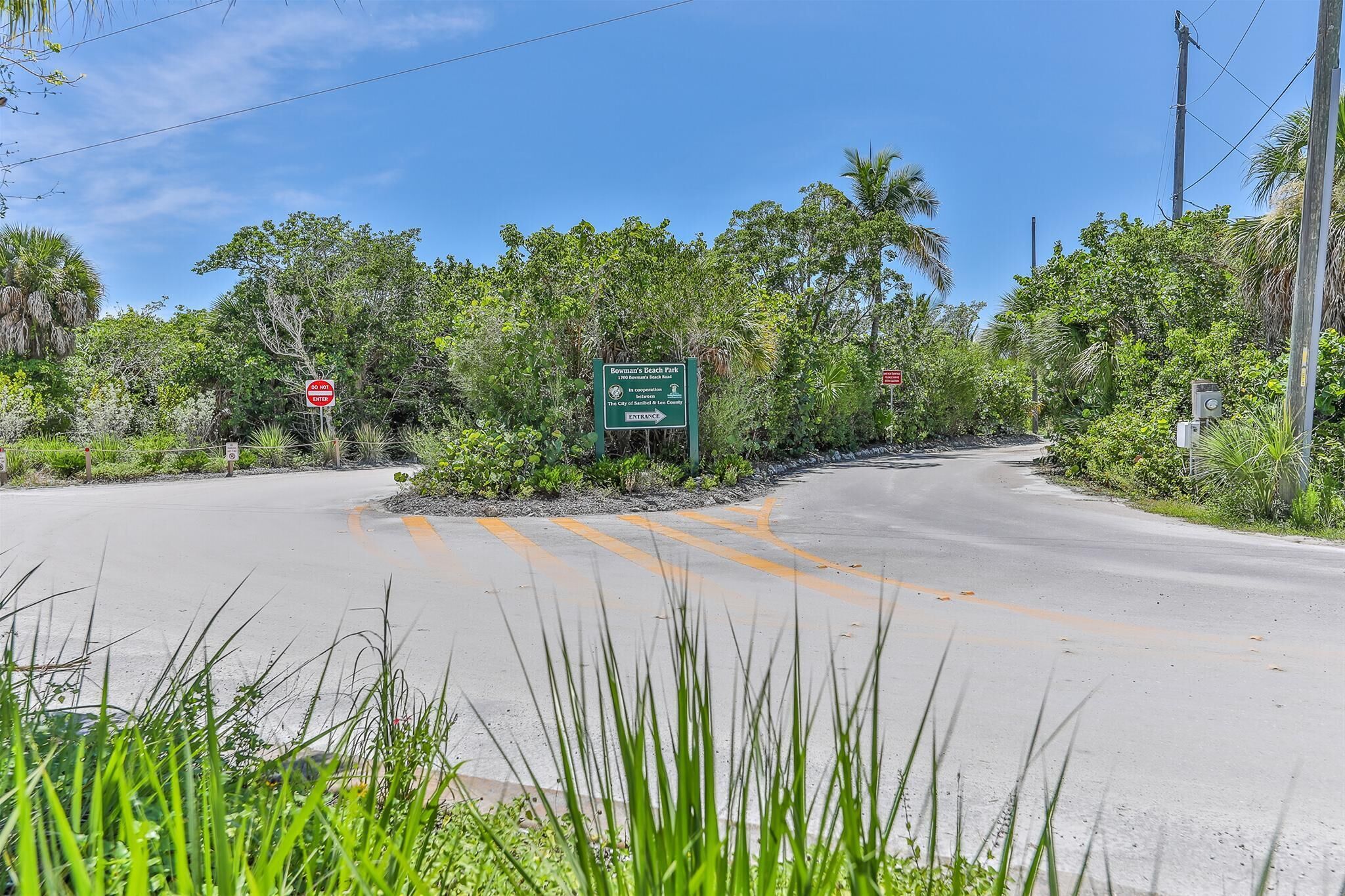 A road sign for Bowen's Beach Park with a 'No Entry' sign nearby.