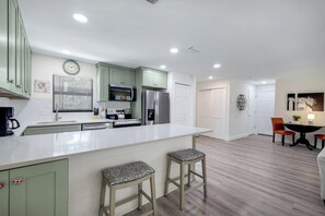 Réfrigérateur, four, plaque de cuisson, lave-vaisselle