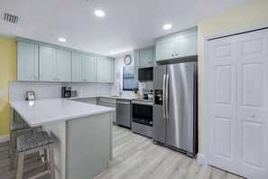 Refrigerador, horno, parrilla de estufa y lavavajillas 