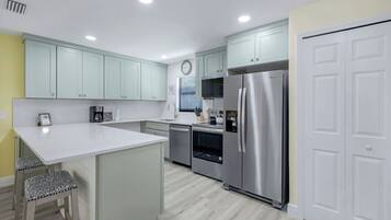 Geladeira, fogão, cooktop, lava-louças