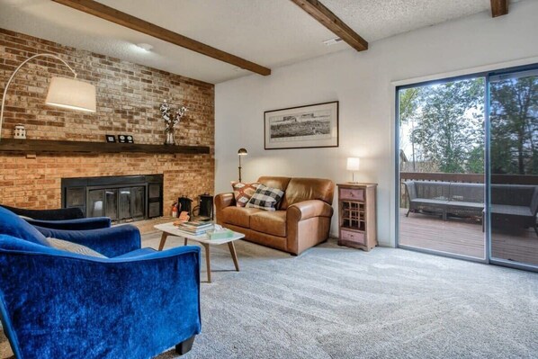 电视、DVD 播放器、书、办公室