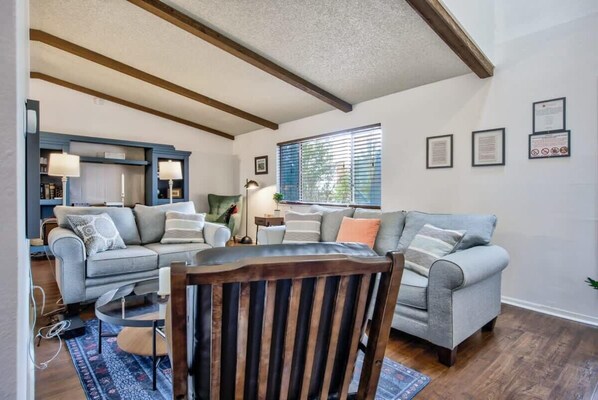 Téléviseur, lecteur de DVD, bureau